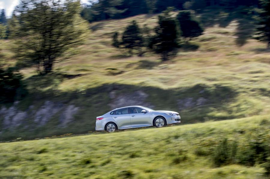  Kia Optima Plug-In Hybrid 2016 года  (UK) (фото 28 из 35)
